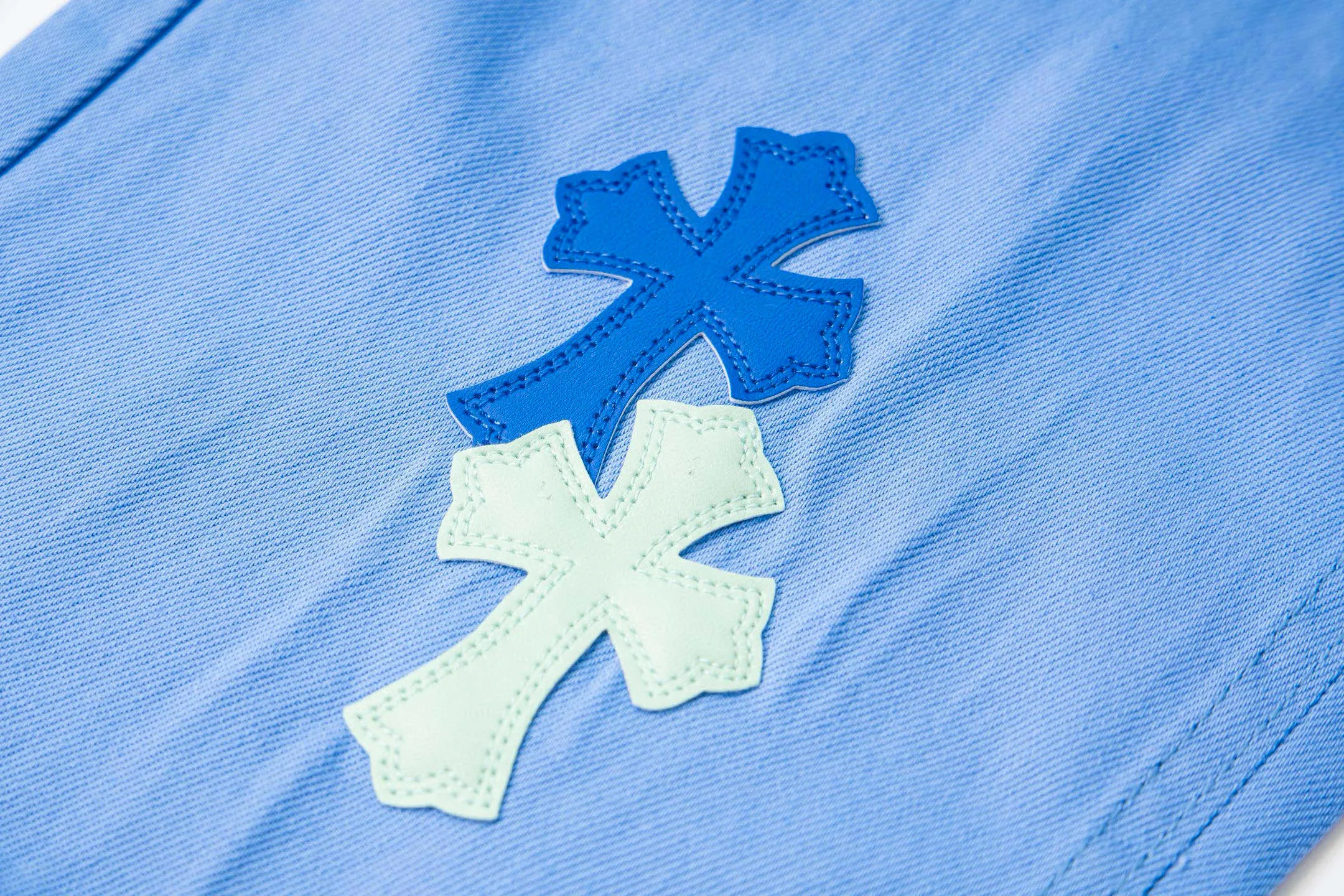 P270 💰 (Top version) CHROME HEARTS 25ss dopamine light blue cross-over leather washed jeans - Full of exploring the ultimate in fashion, Chrome Hearts' new Chrome Hearts pants not only present a unique style, the fresh ice blue color looks particularly youthful and energetic. The mid-high waist design is paired with a lazy and casual style, which not only shows long legs but also maintains a casual feel. It is a must-have fashion choice for trendy men and trendy women. Color: Dopamine light blue Size: 28-30-32-34 (corresponds to S-M-L-XL)